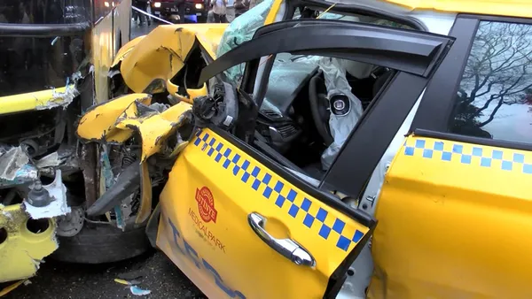 istanbulda-korkunc-kaza-sariyerde-taksi-ve-iett-otobusu-kafa-kafaya-carpisti-1641554461531.jpg İstanbul'da korkunç kaza! Sarıyer'de taksi ve İETT otobüsü kafa kafaya çarpıştı-10