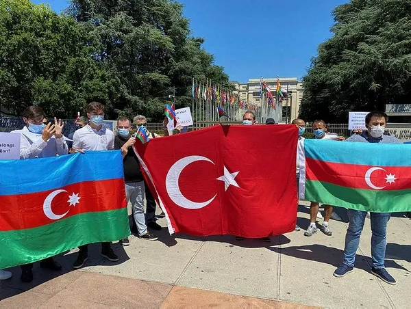 İsviçre'deki Türkler tepkili! BM Cenevre Ofisi önünde Ermenistan'ın saldırıları protesto edildi-3