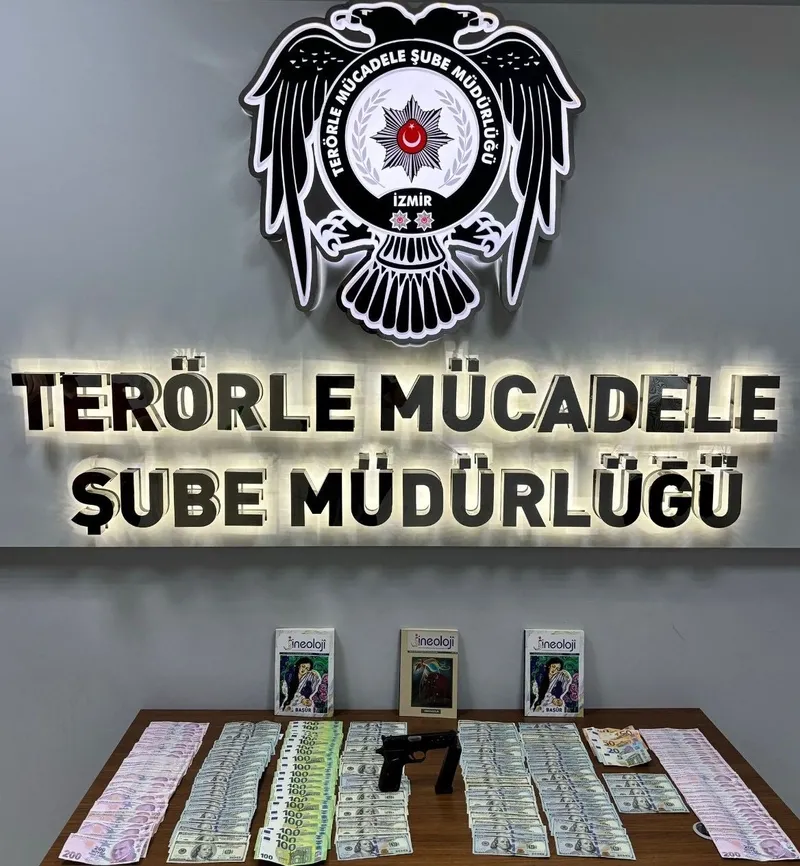 izmirde-pkkya-operasyon-teroristlerin-ailelerine-para-aktaran-2-kisi-yakalandi-1722610908235.jpg İzmir'de PKK'ya operasyon: Teröristlerin ailelerine para aktaran 2 kişi yakalandı-3