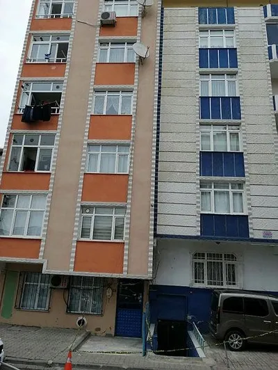 Küçükçekmece'de korkunç iddia! 5. kattan aşağı atıldılar-1