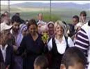 Hülya Avşar 40 yıl sonra köyüne gitti