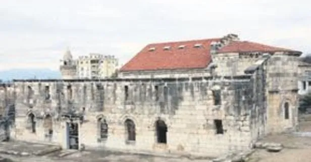 Osmaniye’de tarihi camiye demirden çatı! Skandal onarım her kesimden tepki aldı