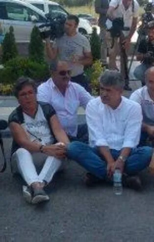 Kurultay isteyen CHP'liler açlık grevinde