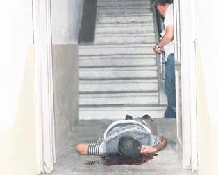 Tecavüzcüsünü öldürdü