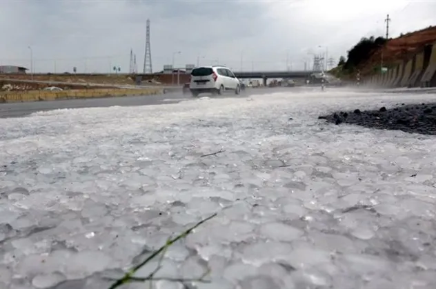 Kocaeli'de dolu yağdı, TEM yolu kapandı