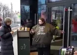 Ünlü Rus ressamın oğlu Luka Zatravkin kendisini Mc Donald's'ın kapılarına kelepçeledi