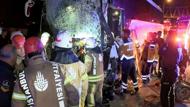 Çatalca'da korkutan kaza! Tıra arkadan çarpan otobüsün sürücüsü araçta sıkıştı-4