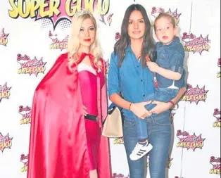 Barbie ile hatıra pozu