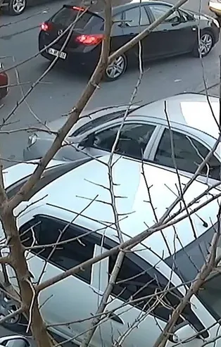 Geri değil ileri taktı! Yayayı ezdi