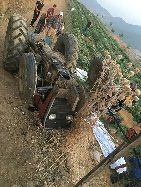 İzmir'de devrilen traktörün altında kalan kişi öldü-1