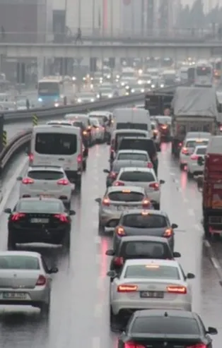 İstanbul'da trafik kilit! Sağanak yağış sonrası trafik yoğunluğu yüzde 80'e dayandı!