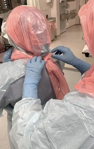 İngiltere'de Kovid-19 çaresizliği doktorlara bunu da yaptırdı: Çöp torbası giyerek korunmaya çalıştılar!