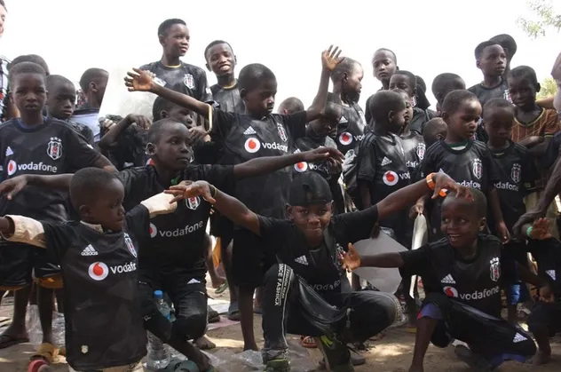 Nijer'de Beşiktaş köyü | Niamey'de yaşayan çocuklara Beşiktaş forması hediye edildi
