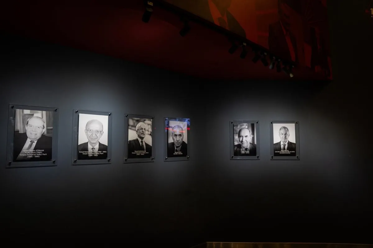 1779704295069.jpeg Kılıçdaroğlu’na liderlik Özel’e çizik: Parti tarihinden silindi | Fotoğrafı genel merkeze asılmayacak-9