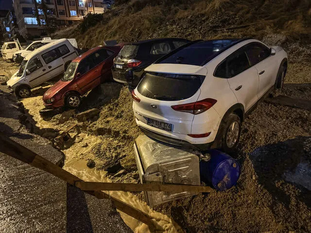 mansur-yavas-adaylik-pesinde-ankara-sular-altinda-1790158351008.png Mansur Yavaş adaylık peşinde Ankara sular altında... Mazgallar tıkandı yollar çöktü-7