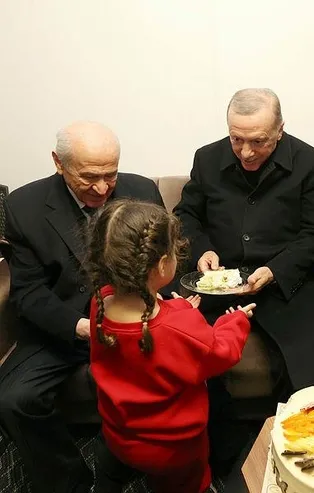 Başkan Erdoğan ve Devlet Bahçeli konteyner kentteki kreşte çocuklarla bir araya geldi