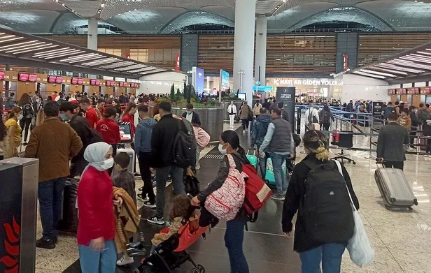 İstanbul Havalimanı'nda Ramazan Bayram yoğunluğu! Hem iç hatlarda hem de dış hatlarda kuyruklar oluştu-1