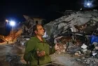 Hataylı depremzede ölen ailesi için Berat Kandili'nde ellerini semaya açarak dua etti
