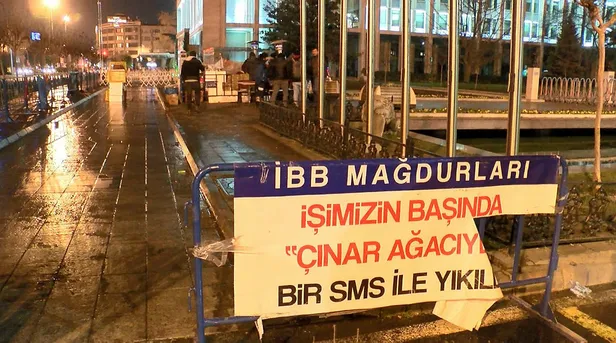 İmamoğlu'nun işten attığı işçiler yeni yıla İBB binası önünde girdiler: "Bu zulme son verin!"-3