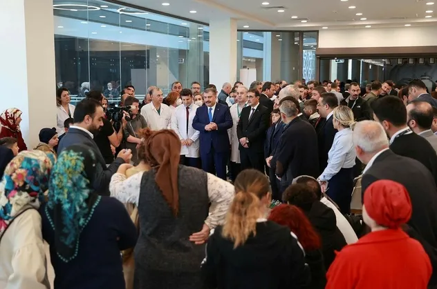 Bakan Fahrettin Koca tedavi gören madencilerin yakınlarıyla bir araya geldi