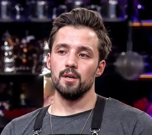 Masterchef Hasan büyük oyuncu çıktı bakmayın siz şef olmaya çalıştığına! Hasan Biltekin meğer şarkıcı Emrah'ın...-2