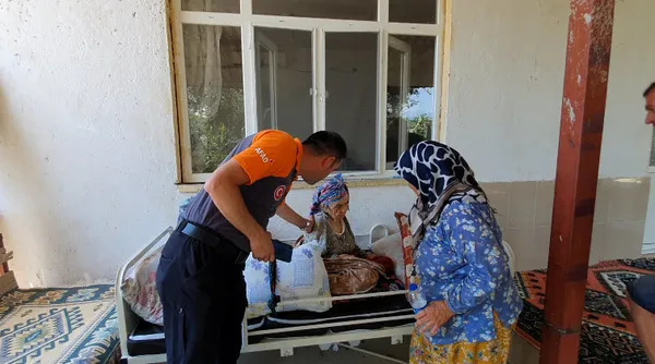 son-dakika-yanan-evinin-onunde-yerde-yatan-yasli-kadin-fotografiyla-yapilan-algi-yalan-cikti-kizi-soyledi-annemi-oraya-ben-yatirdim-1627985676120.jpg SON DAKİKA: Yanan evinin önünde yerde yatan yaşlı kadın fotoğrafıyla yapılan algı yalan çıktı! Kızı söyledi: Annemi oraya ben yatırdım-13