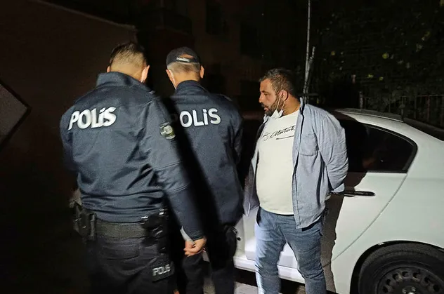 Polis aracına çarptı! Otoparkta yakayı ele verdi