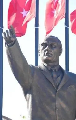 Atatürk'e benzemeyen heykel yenilendi