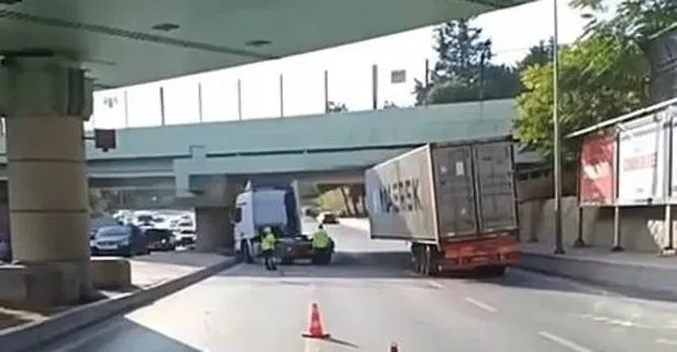 Bakırköy’de TIR üst geçide çarptı! Trafik yoğunluğu yaşanıyor