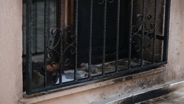 bunalima-giren-adam-evini-benzinle-yakmaya-calisti-1636968915789.jpg Bunalıma giren adam evini benzinle yakmaya çalıştı-4