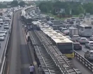 Metrobüs arızası uzun kuyruklar oluşturdu