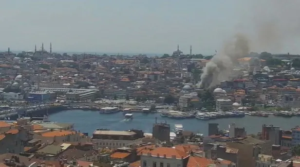Son dakika: Fatih'te oyuncak deposunda yangın! Çevredeki binalara sıçradı-3