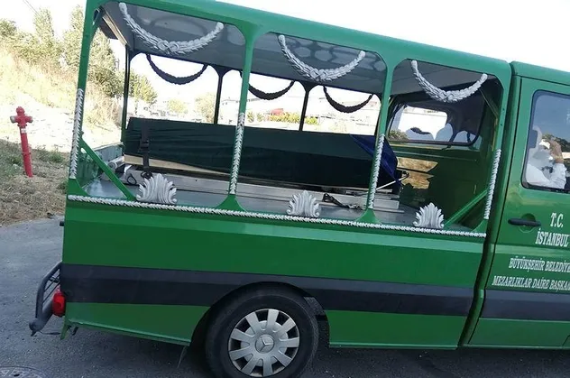 Büyükçekmece'deki kazada hayatını kaybeden Didem Şam'ın hostes kıyafetindeki fuları, tabutunun başına konuldu