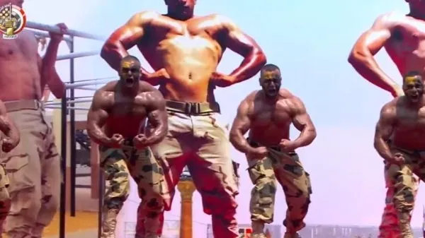 Mısır Ordusu'ndan sirk gösterisi! Gövde gösterisi yapayım derken rezil oldular-3