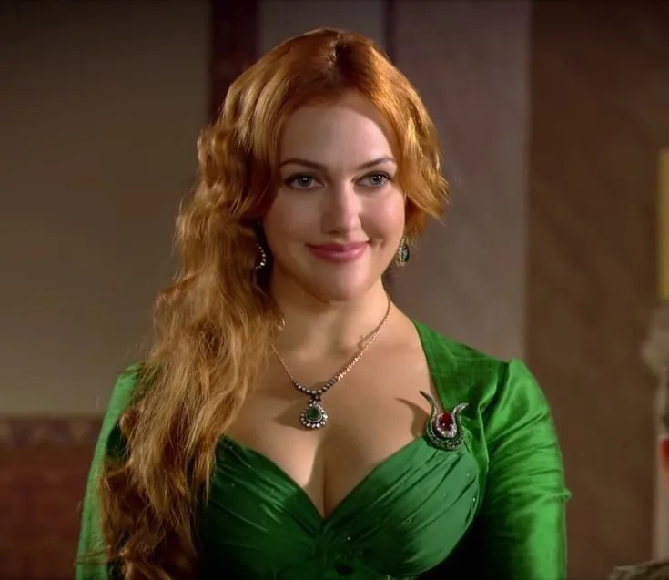 1790491867947.jpg Hürrem Sultan rolüyle hafızalara kazınan Meryem Uzerli'den yan odaya baskın! Hayranının aklı başından gitti-9