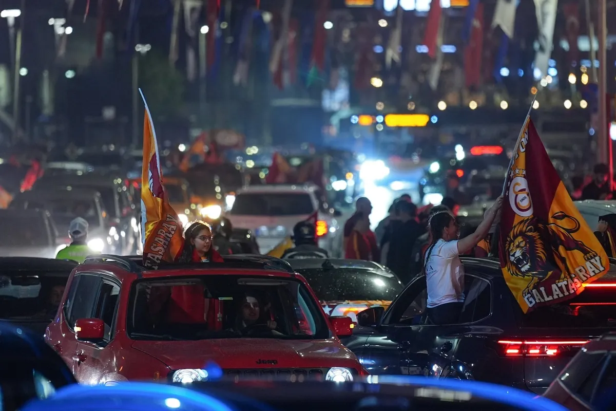 taksim-uskudar-kadikoy-galatasarayin-sampiyonluk-kutlamasinda-olaylar-tas-ve-siselerle-saldirdilar-1778386857154.jpeg Taksim, Üsküdar, Kadıköy... Galatasaray'ın şampiyonluk kutlamasında olaylar: Taş ve şişelerle saldırdılar-3