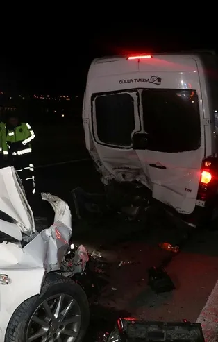 Yol ayrımını kaçırıp geri gelen minibüse otomobil çarptı: 2'si çocuk 6 yaralı