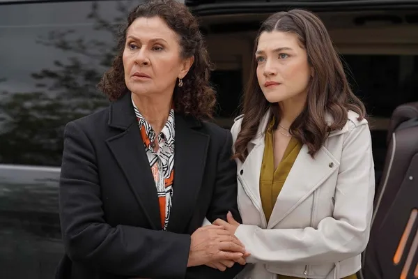 gulaysenin-zor-karari-ates-kuslari-17-bolum-2-fragmani-yayinlandi-kandan-ailem-mi-candan-ailem-mi-1684788806205.jpg Gülayşe’nin zor kararı! Ateş Kuşları 17. bölüm 2. fragmanı yayınlandı: "Kandan ailem mi, candan ailem mi?"-3