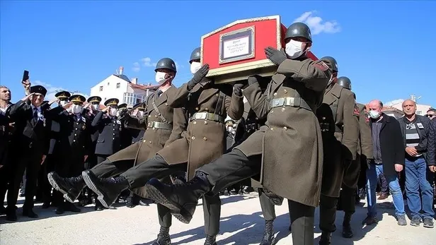 baskan-erdogandan-sehit-tegmen-kaan-kanlikuyunun-ailesine-bassagligi-mesaji-1650474611285.jpeg Başkan Erdoğan'dan şehit Teğmen Kaan Kanlıkuyu'nun ailesine başsağlığı mesajı-2