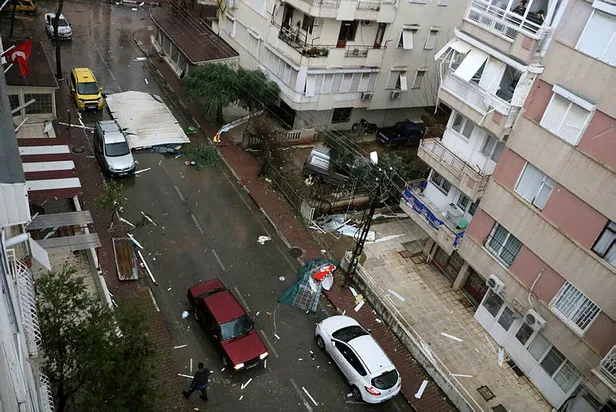Antalya'da hortum havalimanını vurdu! Otobüs devrildi 12 yaralı var-9