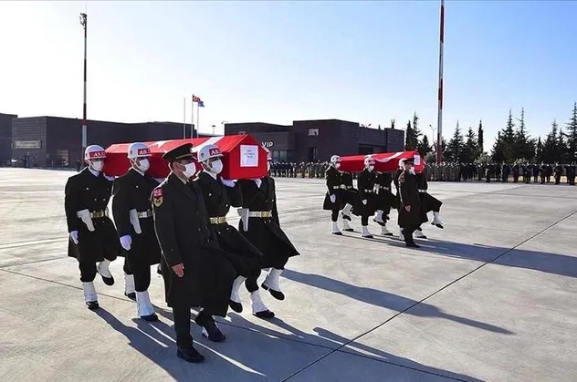Gara şehitlerine son görev! Şehit yakınından Akşener tepkisi: Hem PKK'ya yardım ediyorlar hem de çelenk gönderiyorlar