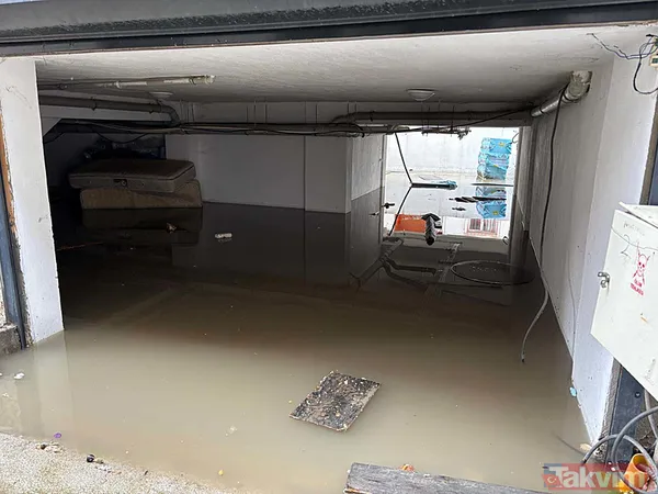 İzmir'de değişmeyen manzara: Yağış sonrası sokaklar göle döndü - 1