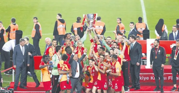 Cimbom kupaya doymuyor! G.Saray, Akhisar’ı yenerek Türkiye Kupası’nın sahibi oldu​