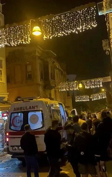 bayern-munih-taraftari-taksimi-karistirdi-sandalyeler-siseler-havada-ucustu-1698129893994.jpeg Bayern Münih taraftarı Taksim'i karıştırdı! Sandalyeler şişeler havada uçuştu-4