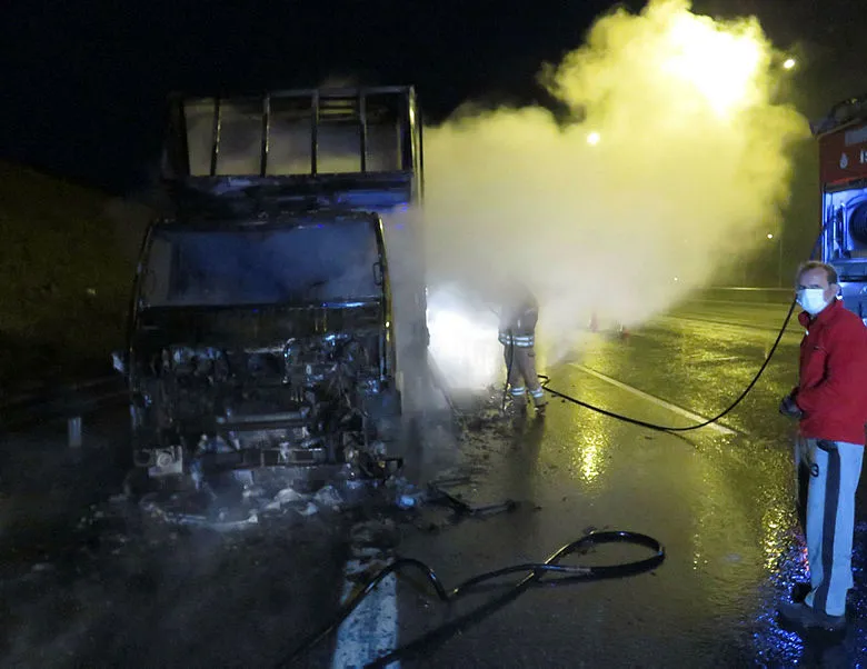 Pendik’te korkunç olay! Cıvata yüklü kamyon yandı