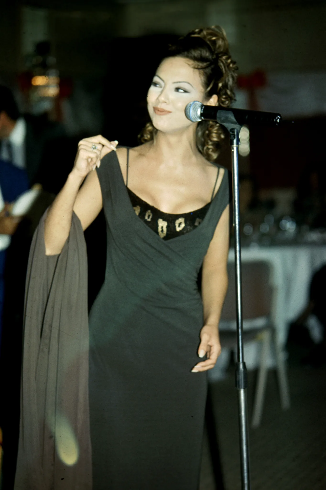 Ebru Gündeş'in ilk eşi bakın kim: Henüz 16'sında gizemli bir evlilik! - 5