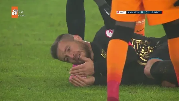 yeni-malatyaspor-galatasaray-macinda-hakemle-carpisan-adem-buyuk-sakatlik-gecirdi-1610478678154.jpg
