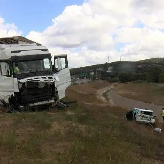 TIR jandarma aracına çarpmıştı