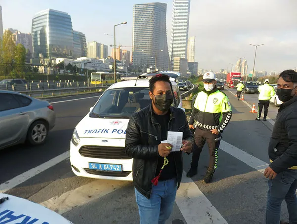 istanbulda-cakarli-arac-denetimi-yapildi-cezalar-havada-ucustu-1636960667499.jpg İstanbul'da "çakarlı araç" denetimi yapıldı! Cezalar havada uçuştu-7