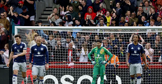 Altay Bayındır'dan olay yaratan fotoğraf! Yediği gole mi sevindi?